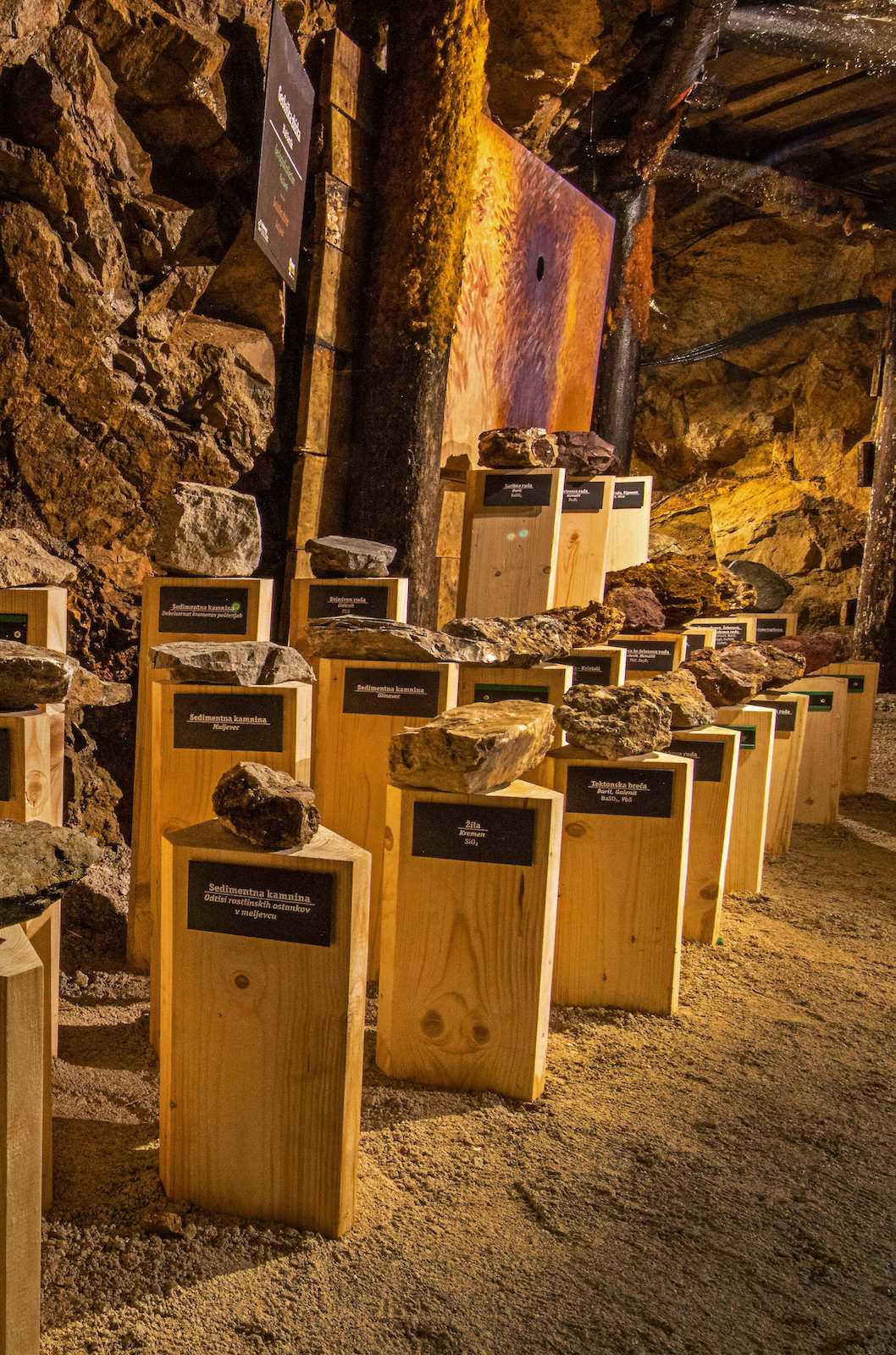 Rudnik Sitarjevec sodi med polimeniralna rudišča z izjemno mineraloško pestrostjo.